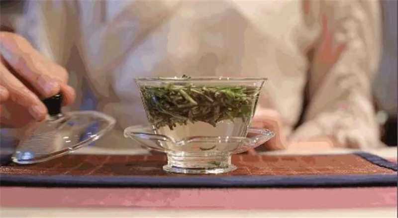 開卷有益｜茶人高手速成班：茶葉創(chuàng)新泡法，冷泡“水云茶”。