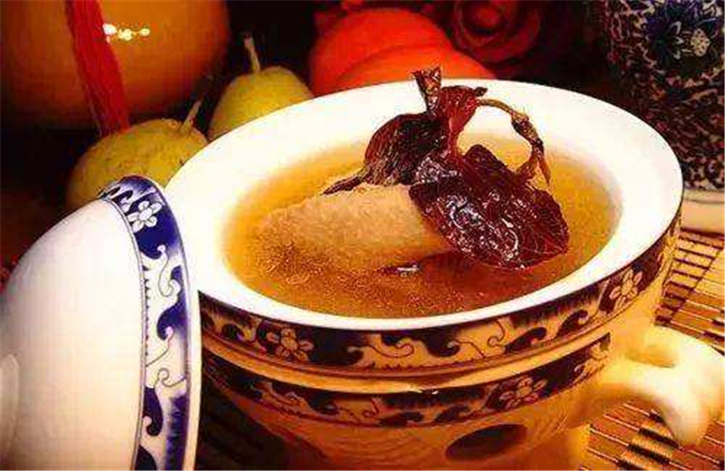 簡(jiǎn)小葉食譜｜金線蓮?fù)岭u湯，具有清熱涼血、滋補(bǔ)肝臟之效。