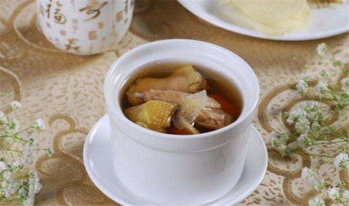 簡(jiǎn)小葉食譜｜金線蓮鴿子湯：此湯具有滋腎益氣，祛風(fēng)解毒之效。